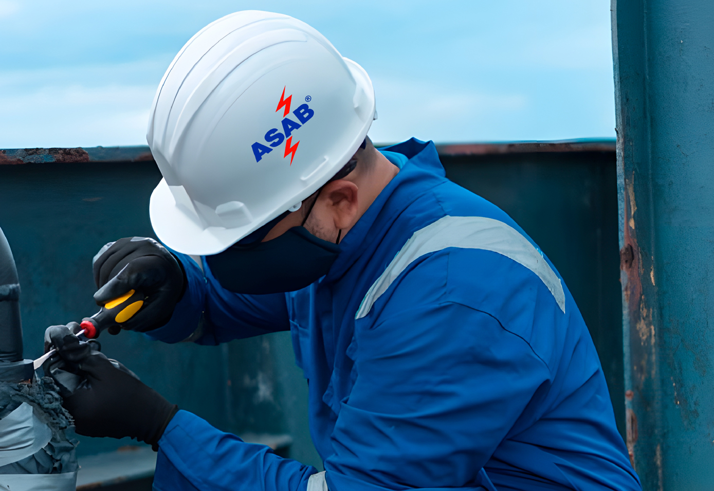 hombre con uniforme azul trabajando